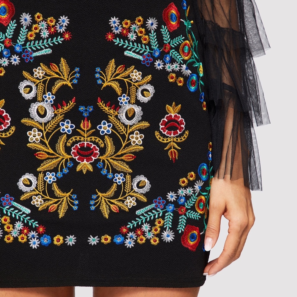 SHEIN Botanical Embroidered High-Rise Mini Skirt size M